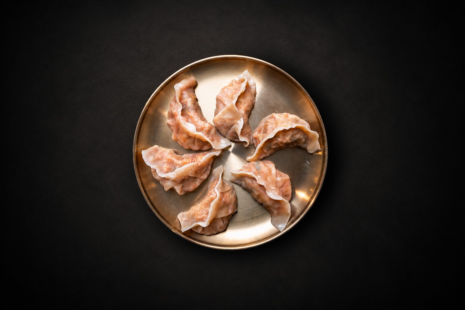 Dumplings arranged around a round ceramic plate